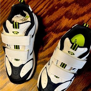 NEW never worn Stride Rite Boys Sneakers 10M white/navy/silver with Velcro